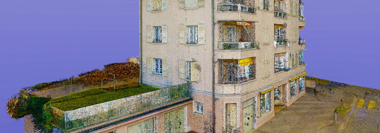 L'image montre un bâtiment de plusieurs étages Le bâtiment est scanné en 3D, ce qui donne un aspect pixelisé et granuleux à l'image. Les couleurs semblent irréalistes et sur-saturées, ce qui est typique des images de nuages de points en 3D utilisées dans le cadre de la modélisation d'informations sur les bâtiments (BIM) ou la conception assistée par ordinateur (CAO).
