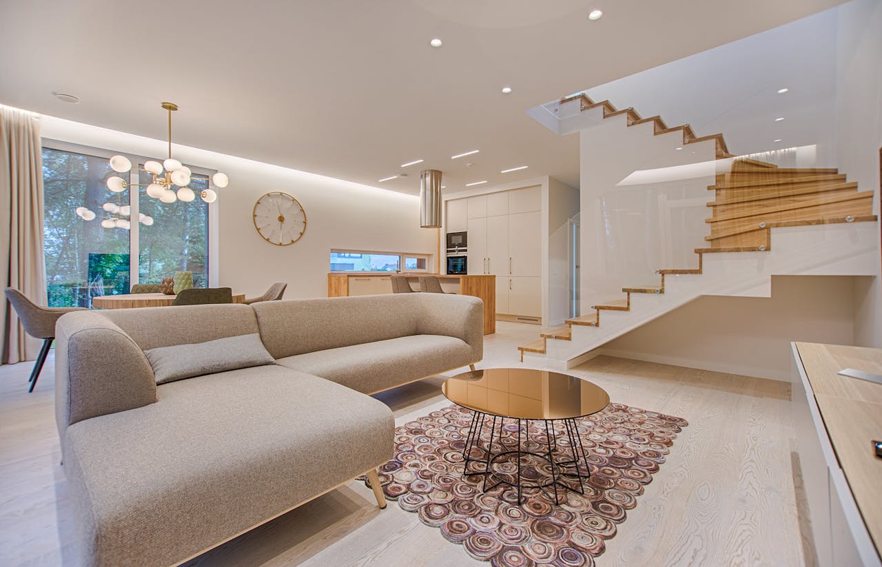 Blick auf ein modernes Wohnzimmer mit einer Holztreppe, der die Anwendungsfälle des 3D-Scans für Immobilienmakler veranschaulicht.